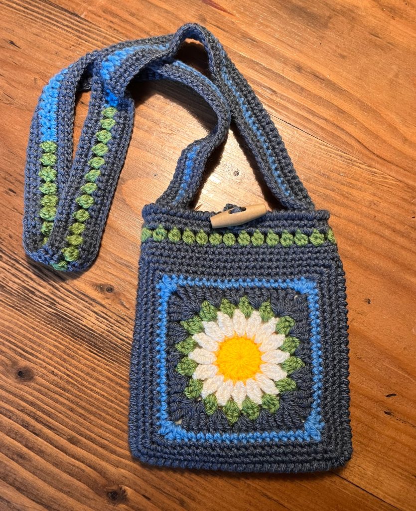 Crocheted cross-body bag - daisy design